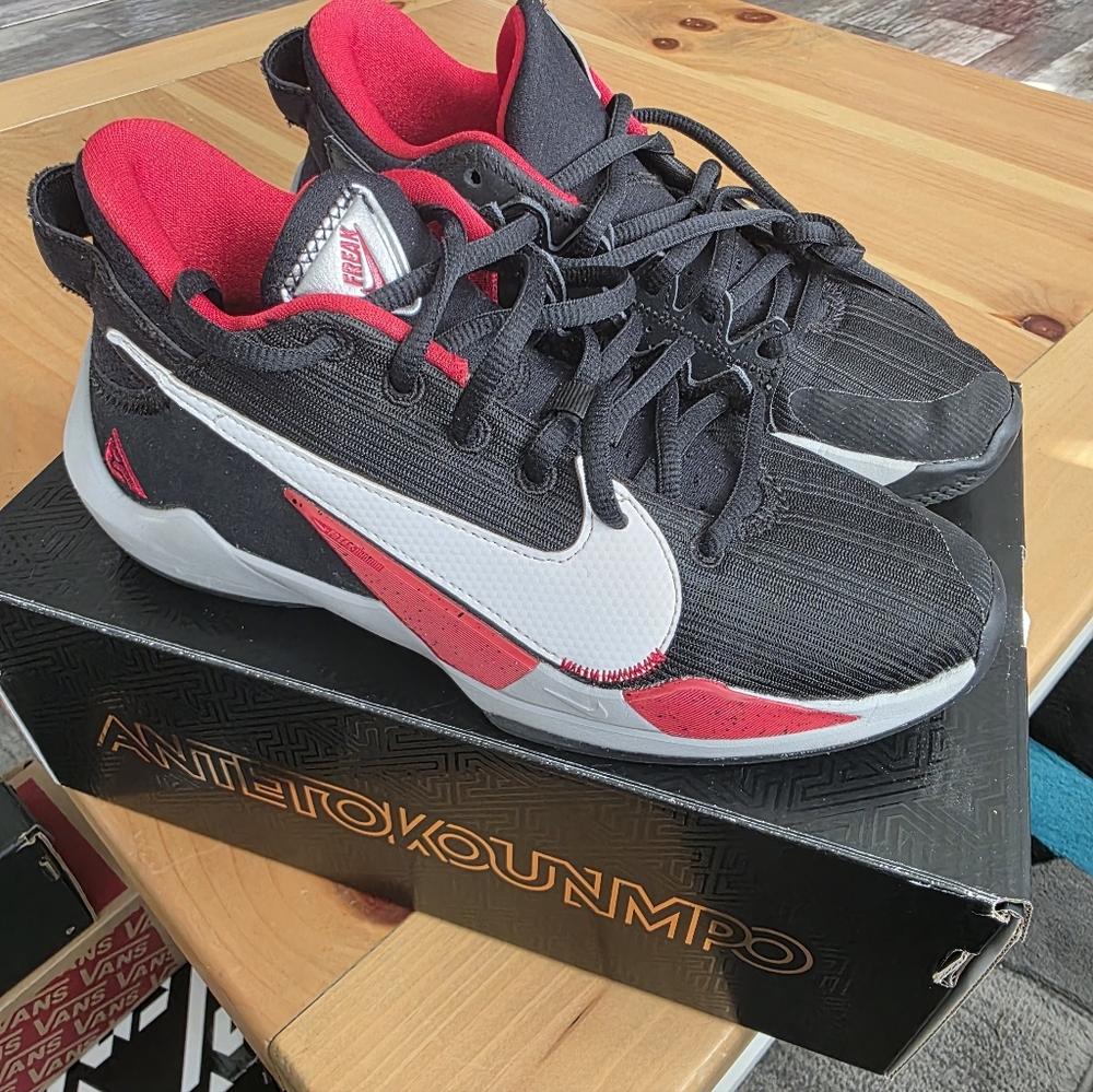 Nike Zoom Freak 2 Mens B Shoes Giannis Black /University Red Size 7 Or 8.5 W